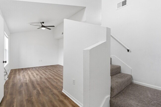Building Photo - 1447 E Oakwood Ln