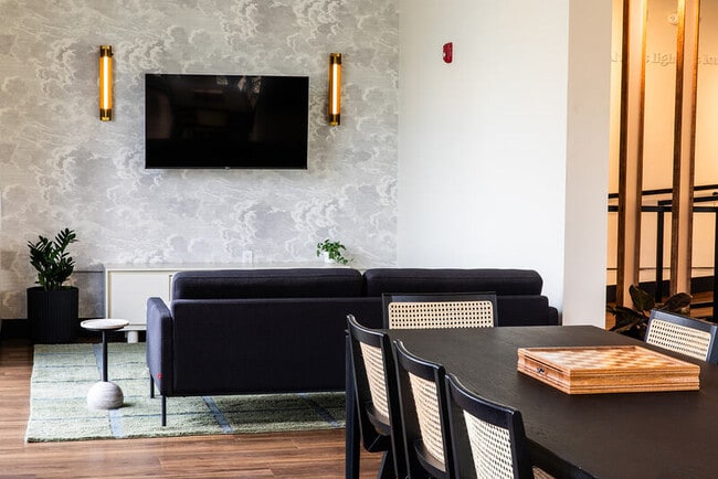 Building Photo - 723 Mt Vernon Ave