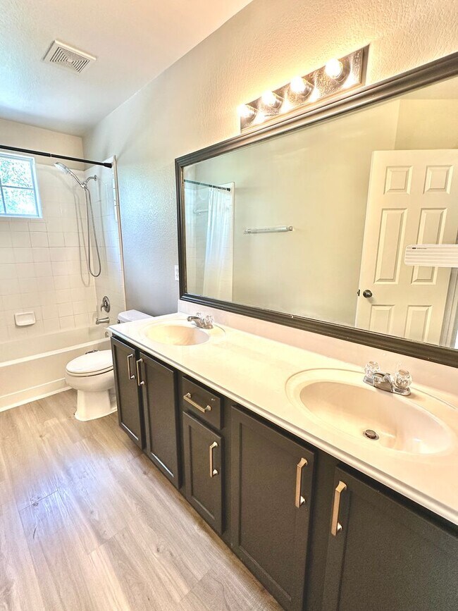 Building Photo - Stunning 4-Bedroom Home in the Desirable S...