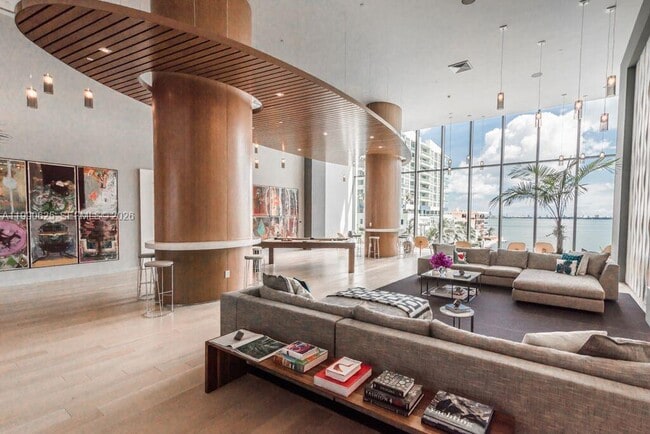 Building Photo - 460 NE 28th St