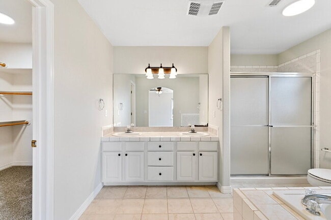 Building Photo - Updated Townhome with Views – Minutes to P...