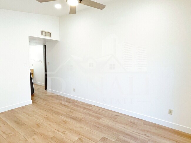 Building Photo - 6816 E Kings Ave