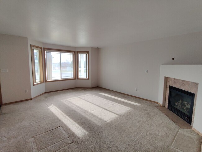 Building Photo - West Pasco Location close to Rd 100 interc...