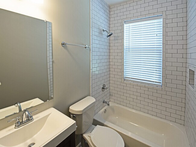 Building Photo - 1 Bedroom, 1 Bathroom Duplex Near Stone Wall and N Avalon