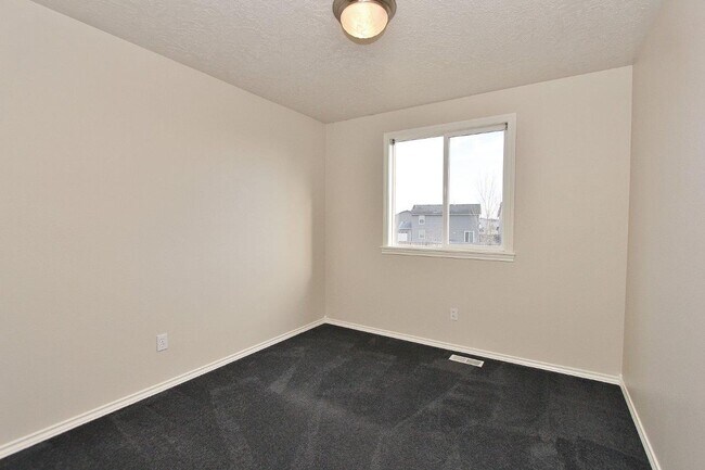Building Photo - Clean home in Quiet Neighborhood
