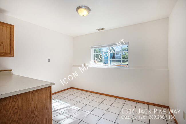 Building Photo - GREAT off campus location!