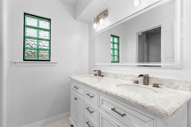 Building Photo - 1606 Rustic Knolls Dr