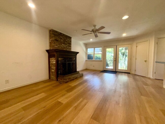 Building Photo - 4004-4006 Bismarck Dr