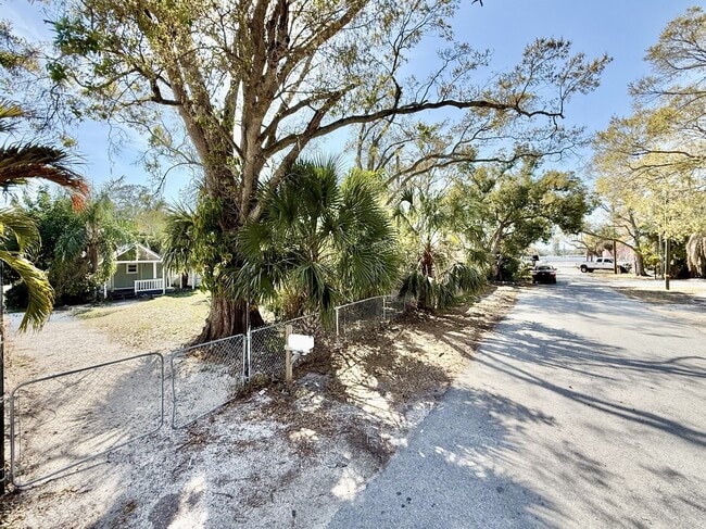 Building Photo - 713 Smith St