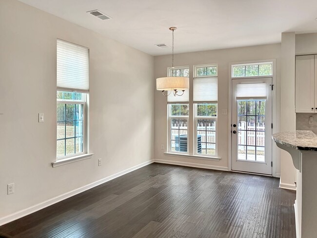 Building Photo - Modern and Luxurious 3 Bed/2.5 Bath in Atlee