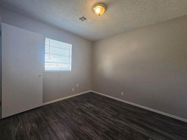 Building Photo - 3 Bedroom 2 Bath home in Shawnee!