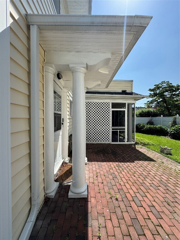 Building Photo - 9 Beethoven St