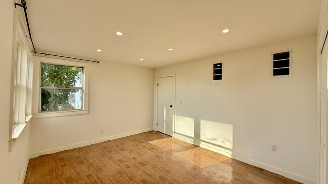 Building Photo - Charming Silver Terrace 3 Bedroom/1 BA SFH with Private Garden Oasis +Flex Bonus Room- AMSI