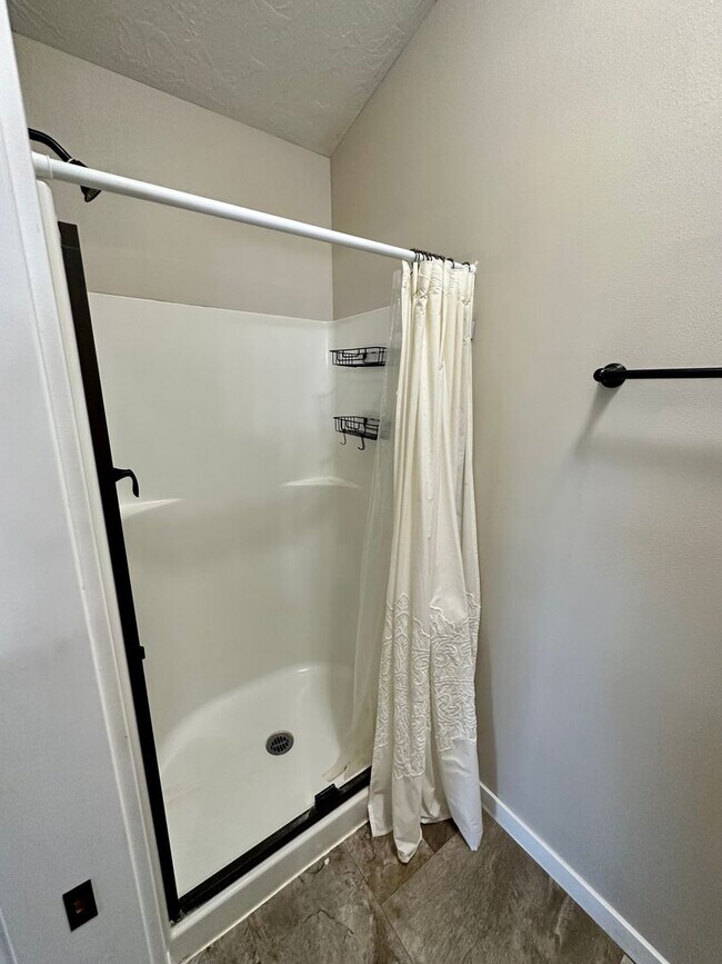Building Photo - 3 Bedroom Townhome