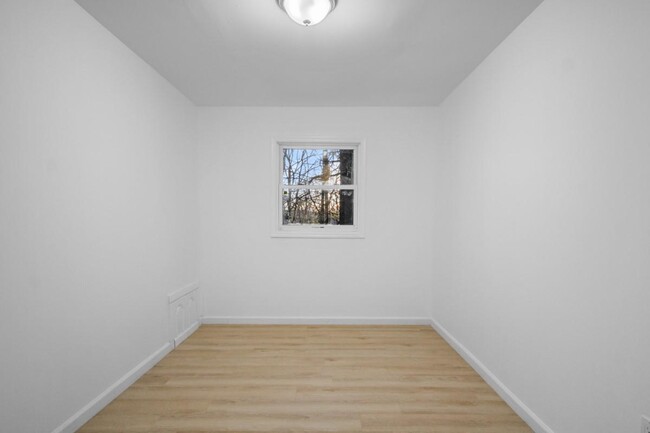 Building Photo - 533 White Rd