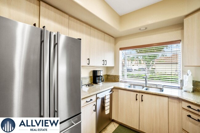 Building Photo - Fully Furnished Townhome with Attached Gar...