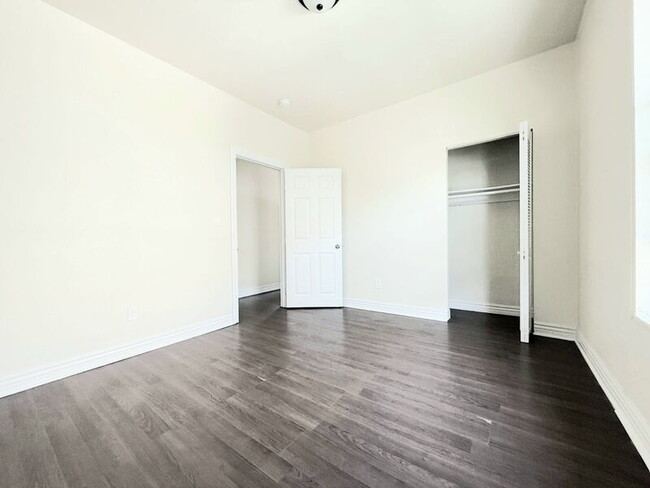 Building Photo - 1368 E Vernon Ave