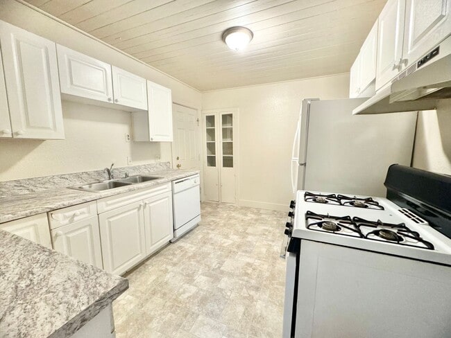 Building Photo - **Reserve NOW for Summer 2026** - 2 Bed, 1 Bath HOUSE with BONUS ROOM/Office