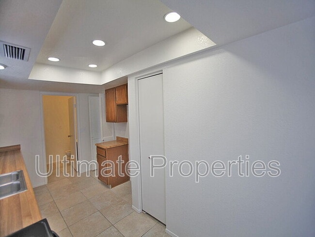 Building Photo - 448 E Topeka Dr