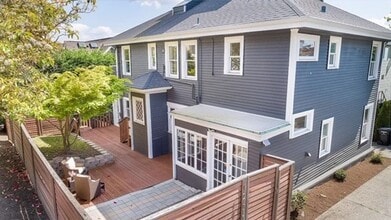Building Photo - Modern appeal with original 1906 charm