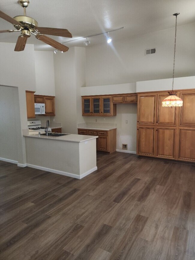 Building Photo - Antelope Single Story, - 3 bedroom, 2 bath - Separate Living Room, Family Room w/fireplace  Low M...