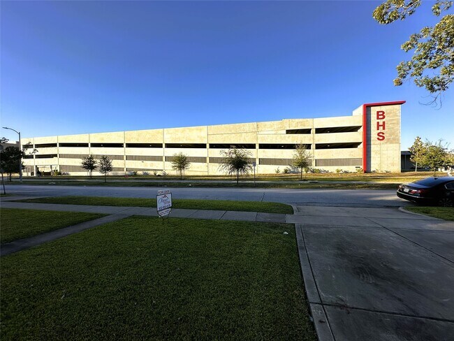 Building Photo - 5111 Maple St