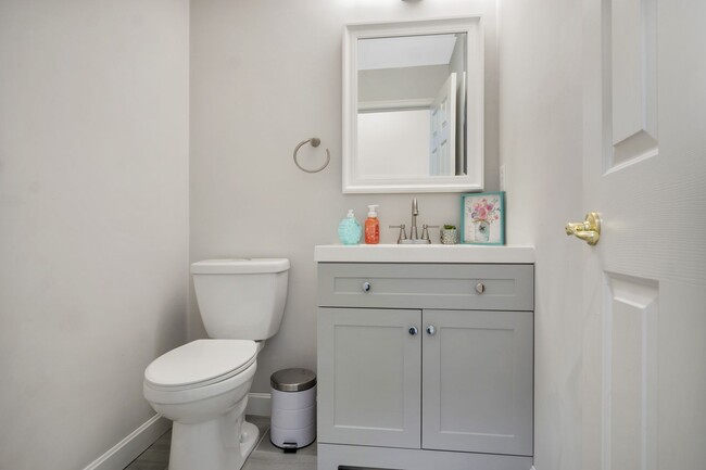 Building Photo - Stunning and Spacious 3 Bedroom 2.5 Bath C...