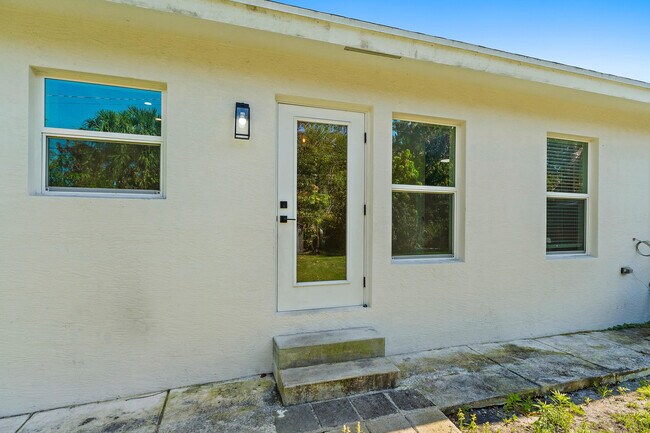 Building Photo - 3003 SE Fairmont St