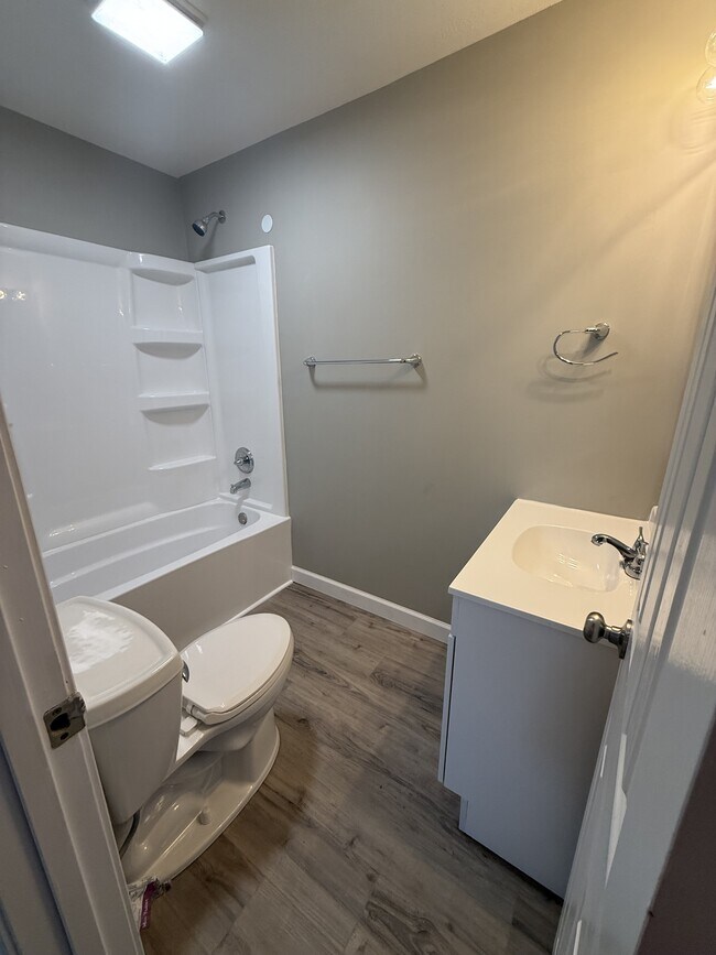 Building Photo - 732 E Culton St