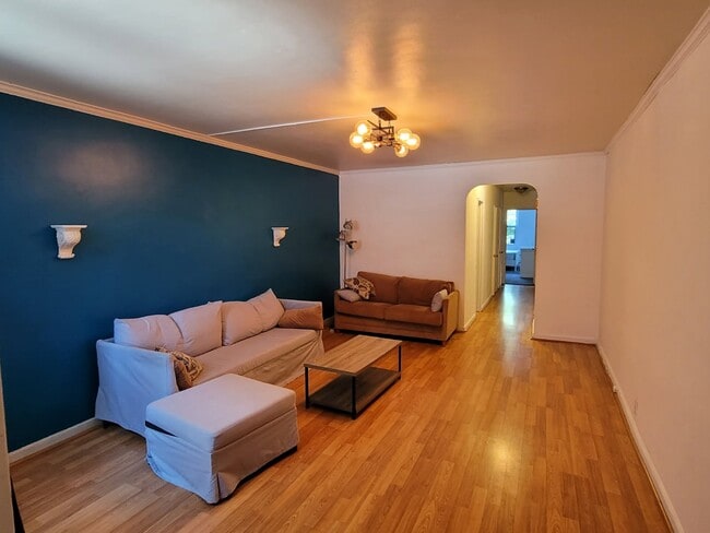 Building Photo - 615 E 55th St