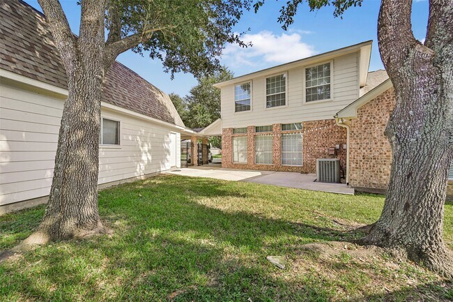 Building Photo - 313 Winding Oak Ln S