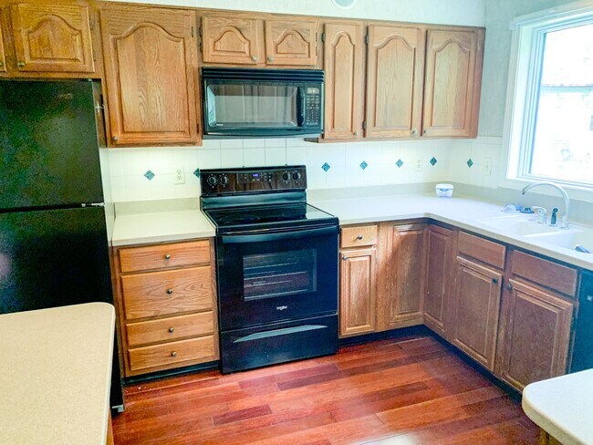 Building Photo - 3 Bedroom Condo Available for Aug. 1st