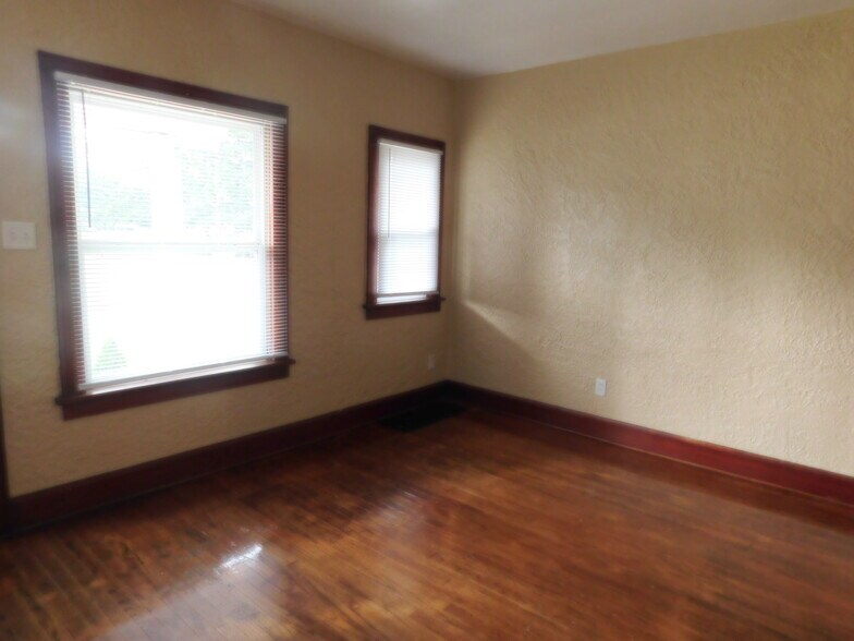 Building Photo - 230 W Summit St