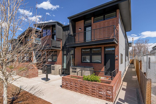 Building Photo - Like New Townhome Available Now-Denver