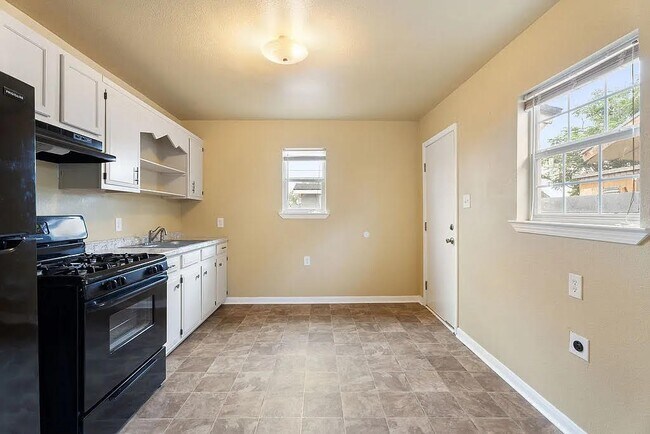 Building Photo - 824 Del Rio Dr