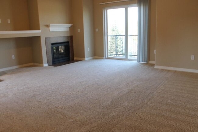 Building Photo - $1742 | 2BR/2BA | Lovely Townhome with a P...