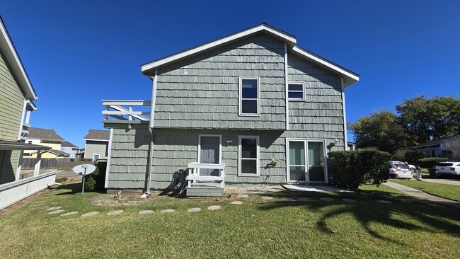 Building Photo - 135 April Point Dr N