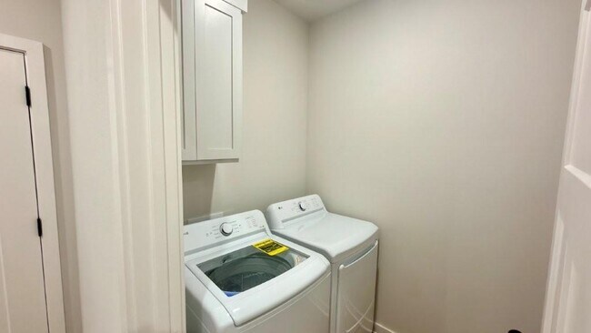 Building Photo - 512 Cosmos St