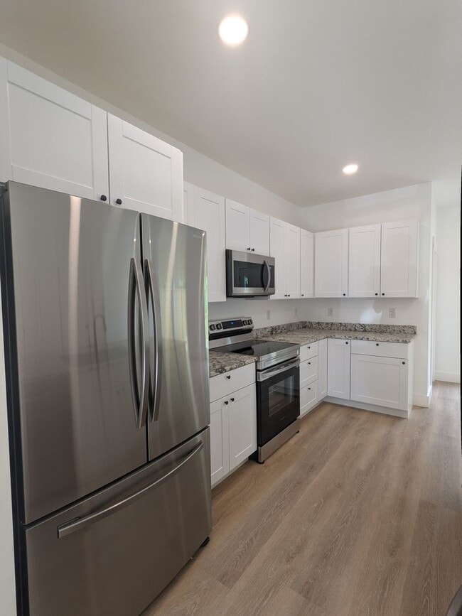 Building Photo - Black Mountain Rental!