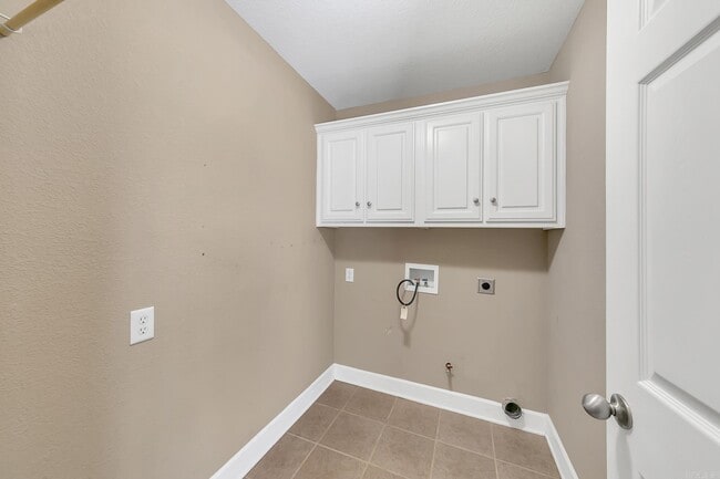 Building Photo - 25 Willow Dr