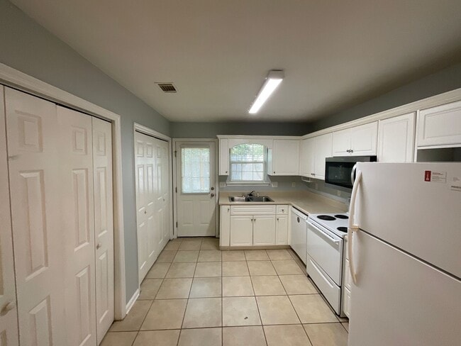 Building Photo - 4463 Belair Dr