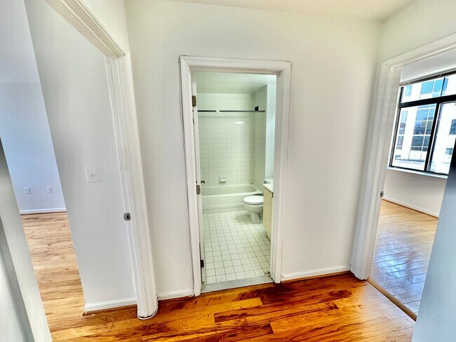 Building Photo - FREE RENT! Fantastic 1 Bed with Den/Office/Additional Sleeping area! Conveniently located near Du...