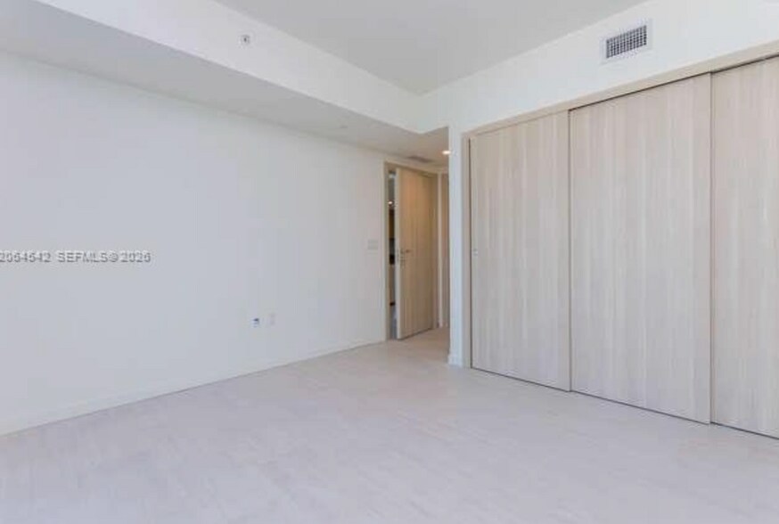 Building Photo - 1000 Brickell Plz