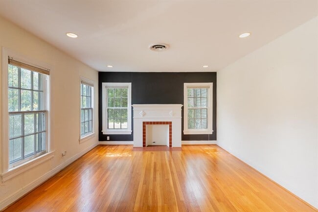 Building Photo - 915 E 38th St
