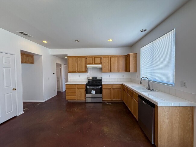 Building Photo - Palmdale 4 Bedroom + 3 Bath