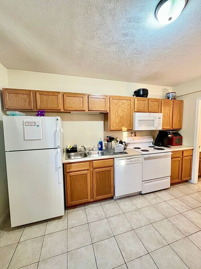 Building Photo - 626-628 Valentine St