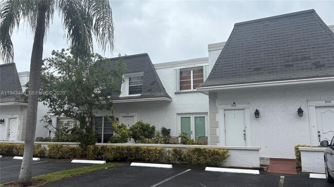 Building Photo - 808 NE 27th Ave