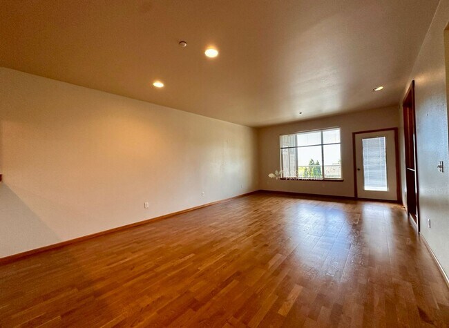 Building Photo - 1850 SW Scenic Heights St