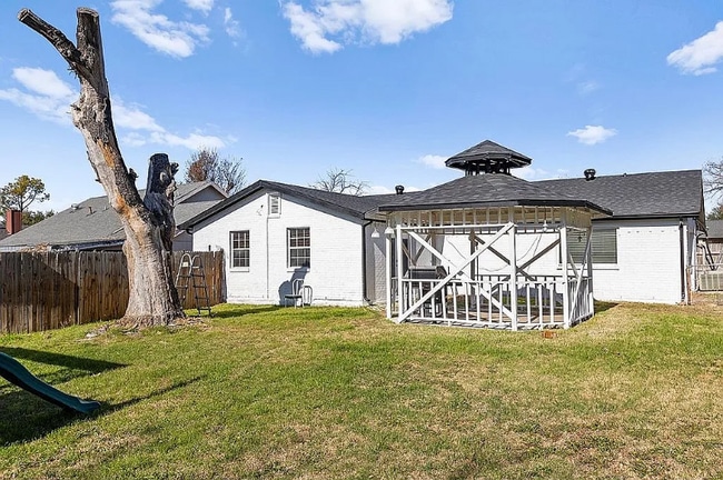 Building Photo - 204 Pebblebrook St