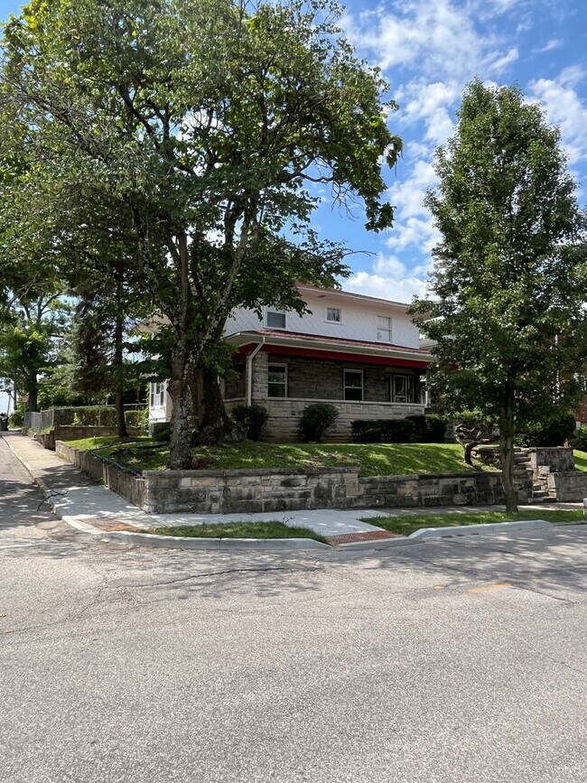 Building Photo - 5 BD/2BA Home next to Kirkwood with fenced backyard!
